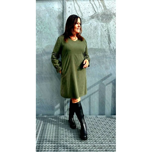 STILIG KJOLE I BABYCORD MED V-HALS, RETT MODELL, GR�NN