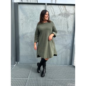 STILIG KJOLE I BABYCORD, LENGER BAK ENN FORAN, LITT UTSVINGT, GR�NN