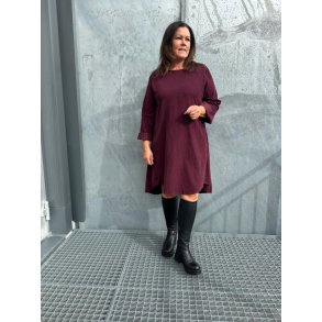 STILIG KJOLE I BABYCORD, LENGER BAK ENN FORAN, LITT UTSVINGT, BURGUNDER