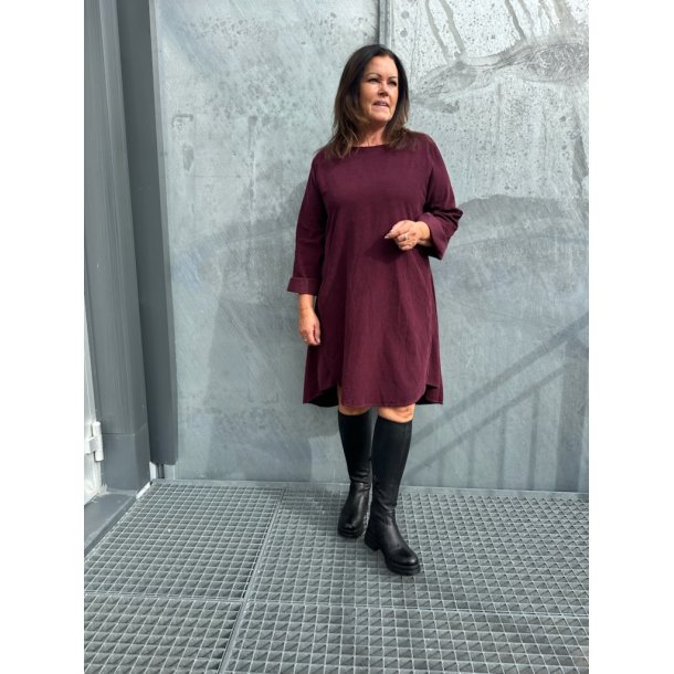 STILIG KJOLE I BABYCORD, LENGER BAK ENN FORAN, LITT UTSVINGT, BURGUNDER