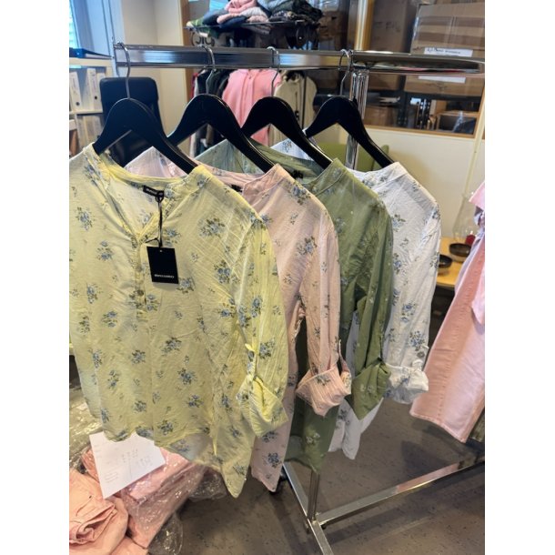 VAKKER BOMULLS BLUSE MED SM� BLOMSTER, ROSA