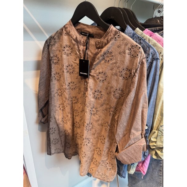 LEKKER ENSFARGET BOMULLS BLUSE MED M�NSTER, BRUN