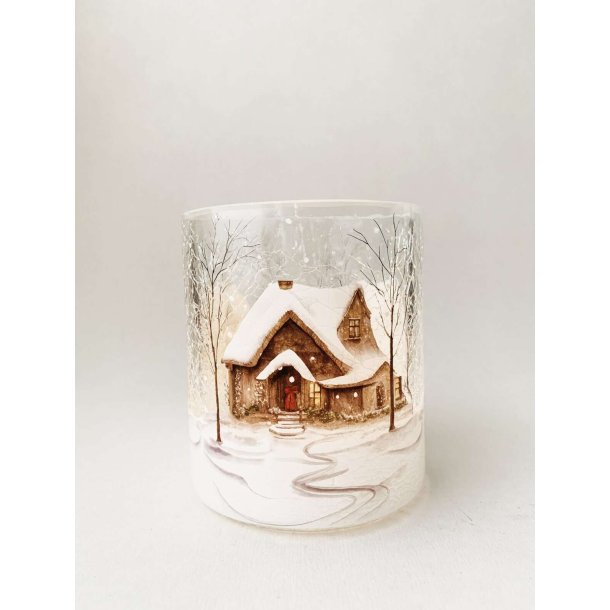 DET VAKRESTE LYSGLASS, KRAKELERT MED HYTTE MOTIV, 9 X 10 CM