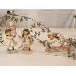 VAKKER JENTE MED GAVER, H 15, L 7 CM