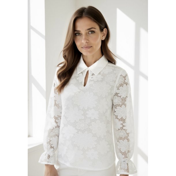 DEN VAKRESTE BLUSE MED GJENNOMSIKTIGE ERMER OG BLONDE, HVIT