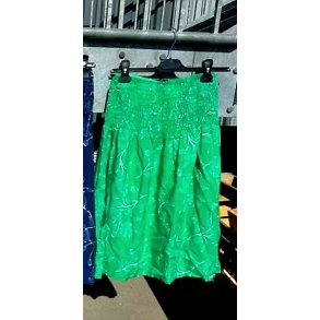 NYDELIG SOMMERSKJ�RT MED BRED STRIKK I LIVET, GR�NN