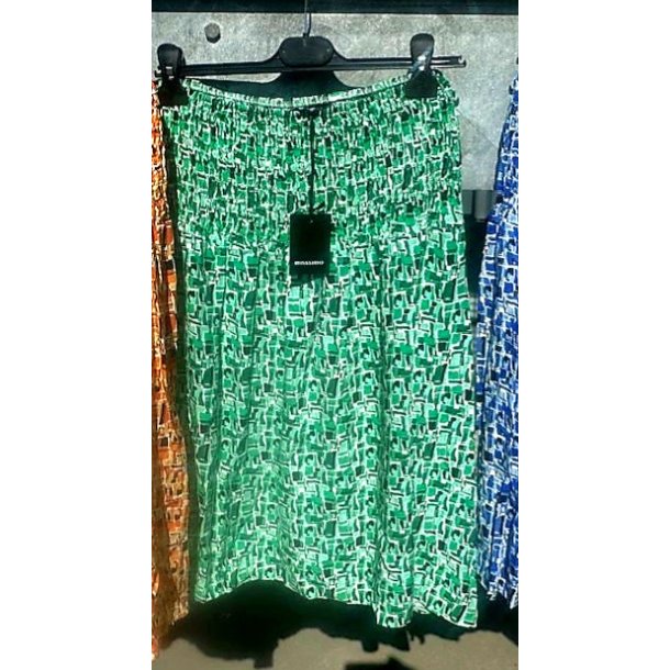 NYDELIG SOMMERSKJ�RT MED BRED STRIKK I LIVET, GR�NN