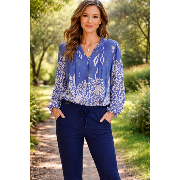 VAKKER VISCOSE BLUSE MED M�NSTER, BL�