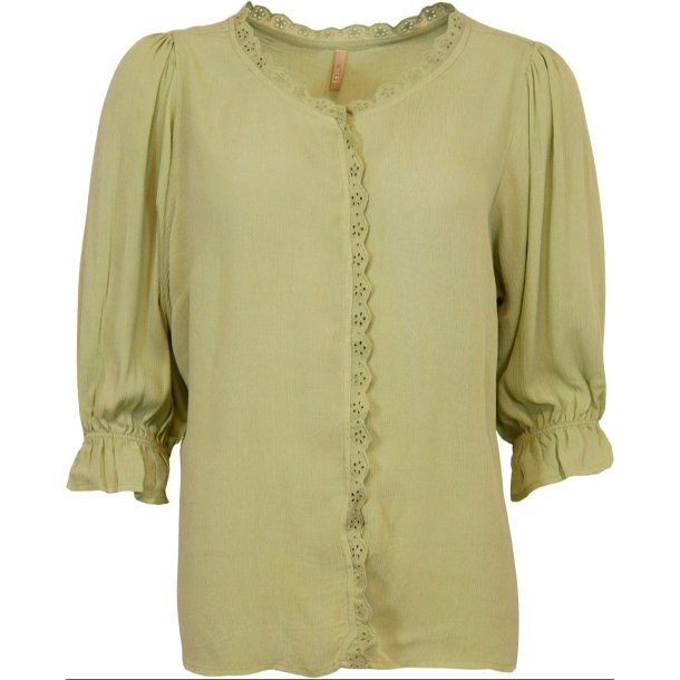 LEKKER VISCOSE BLUSE, LYS GR�NN MED BLONDEKANT
