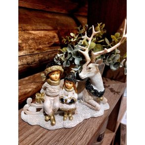 VAKKER FIGUR, BARN MED LIGGENDE REINSDYR, H 16 CM