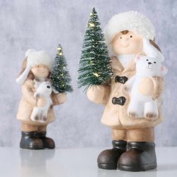 SJARMERENDE JULEGUTT MED LYS I TREET, H 20 CM