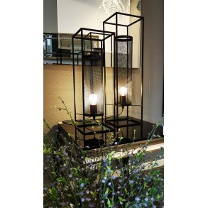 TRENDY LAMPE MED MATT SORT RAMME OG SORT GITTER SKJERM, 20 X 20 X 56,5 CM