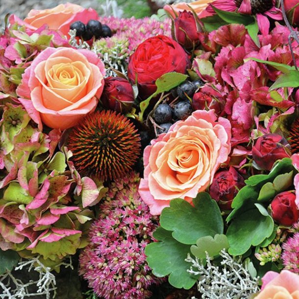 NYDELIG SERVIETT MED BLOMSTER MOTIV, LUNCH