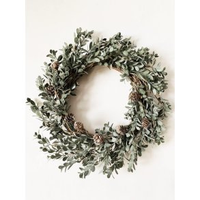 VAKKER KRANS MED BLADER OG KONGLER, 45 CM