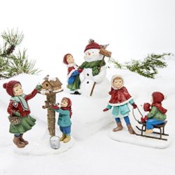 KOSELIG KERAMIKK FIGUR, BARN MED KJELKE, 16 CM