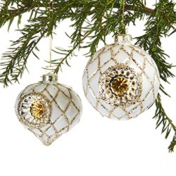NYDELIG, GAMMELDAGS JULEKULE I GLASS, RUND, HVIT MED GULLDEKOR, 8 CM