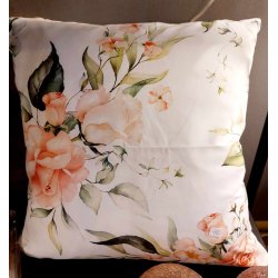 LEKKERT PUTETREKK MED ROSEMOTIV, HVIT OG ROSA, 45 X 45 CM